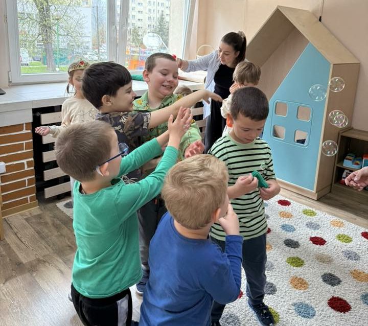 Trening Umiejętności Społecznych (TUS) – jak pomaga dzieciom z autyzmem i trudnościami w relacjach?