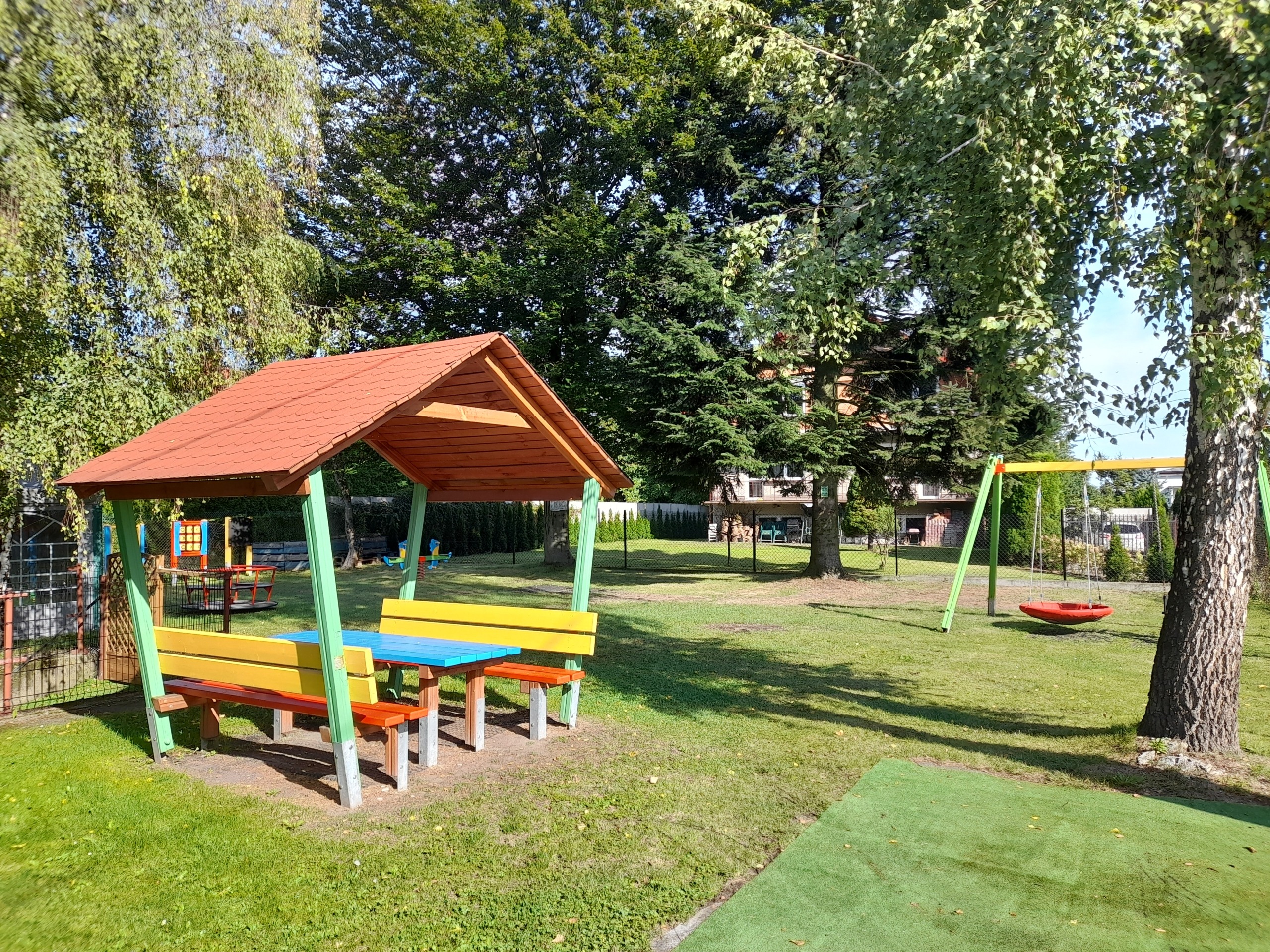 Ogród, plac zabaw i aktywność poza salą-przedszkole terapeutyczne Mikro Wieliczka Ogród, plac zabaw i aktywność poza salą-przedszkole terapeutyczne Mikro Wieliczka